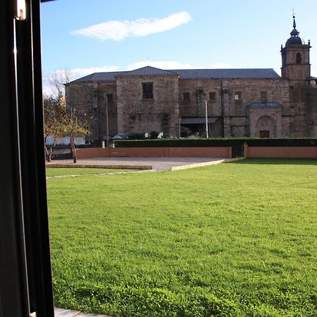 Alojamiento Ubaldo Nieto Hotel Carracedo del Monasterio Exterior photo