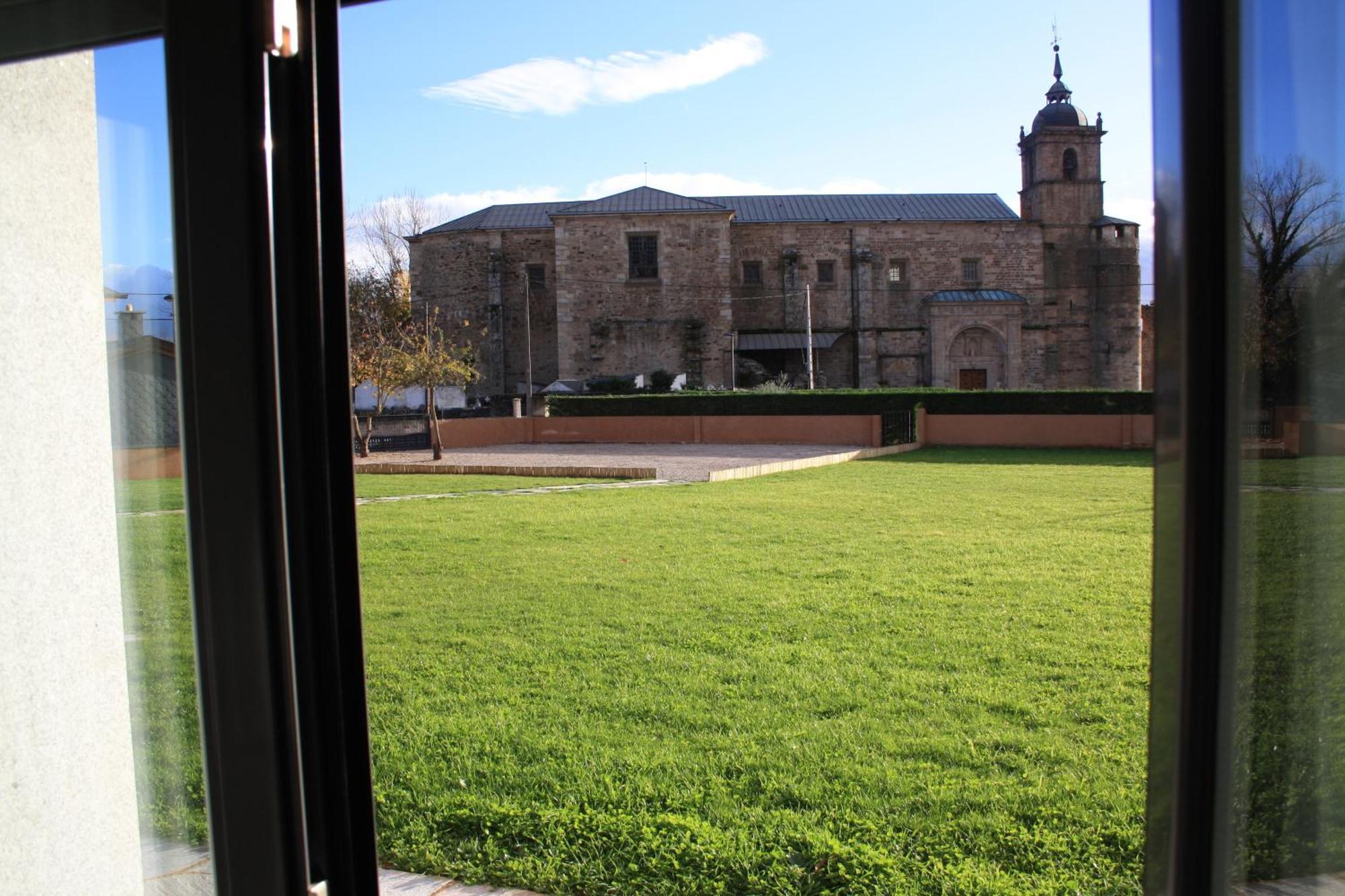 Alojamiento Ubaldo Nieto Hotel Carracedo del Monasterio Exterior photo